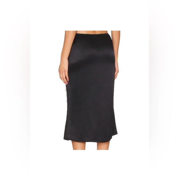 Maura Midi Skirt in Black
MAJORELLE size medium - Picture 4 of 7